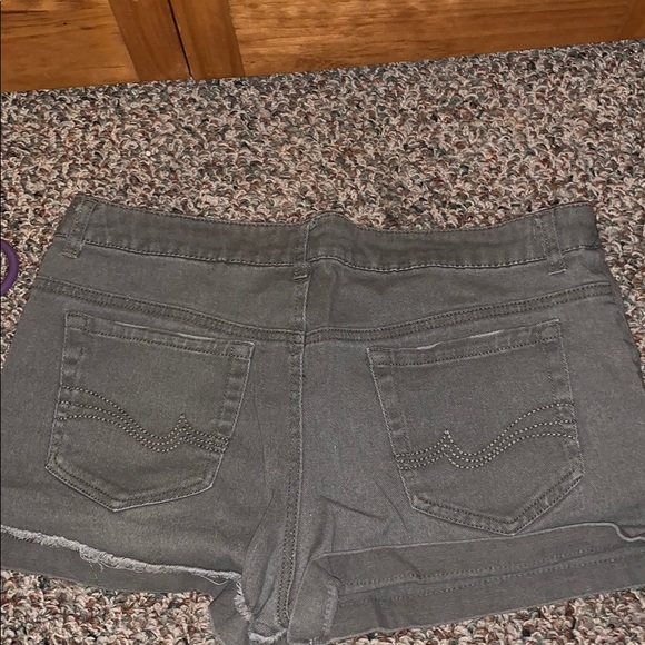 Green shorts - Picture 2 of 2